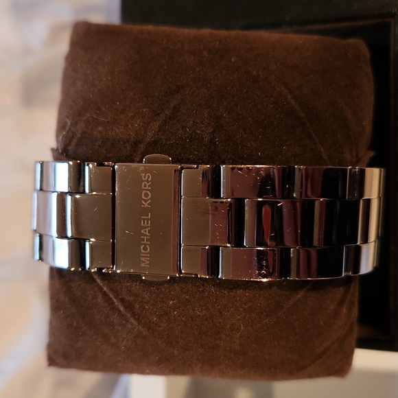 MICHAEL KORS WOMANS BROWN- lg runway watch- pearl face #5640 - Picture 5 of 7